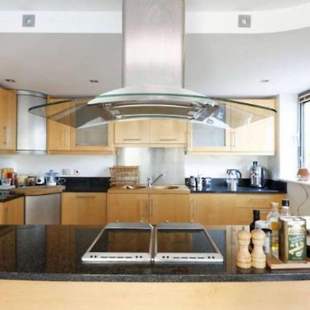 Peaceful Modern 2 Bedroom Flat With Water Views Лондон Экстерьер фото